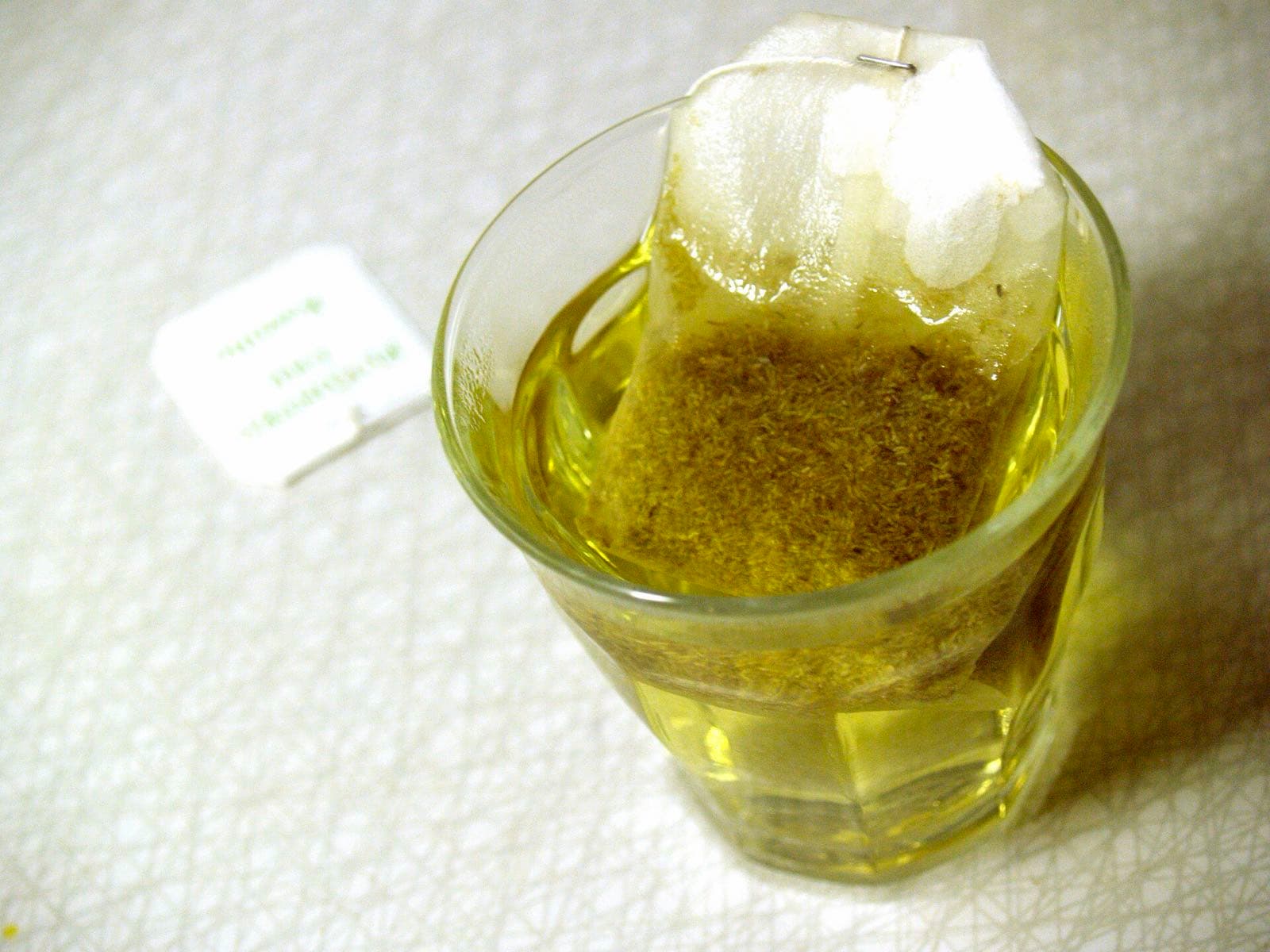 Chamomile Tea: Flavor, Brewing, Buying & What the Evidence Really Says